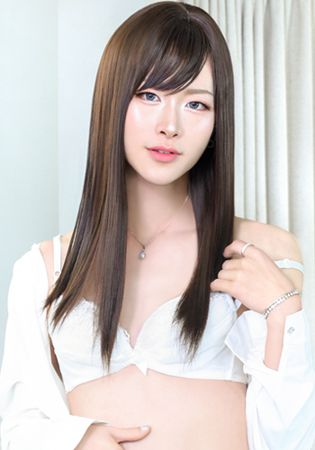 泉美りなの人物写真